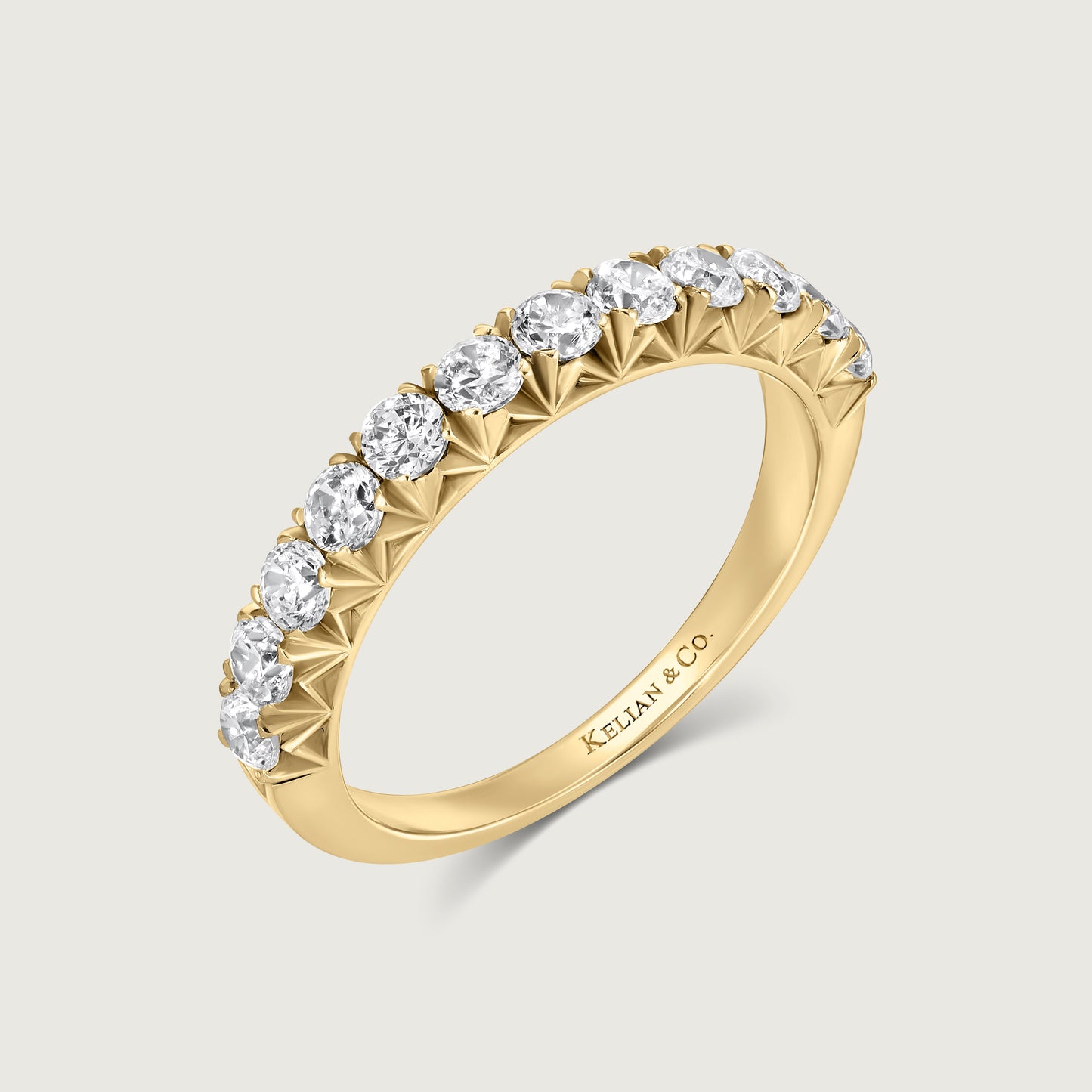 Élégante French Pavé Ring in Yellow Gold